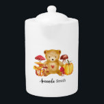 Autumn Teddy Bear and Mushroom Wonderland<br><div class="desc">Genießen Sie Ihre Teemusik mit Eleganz und Charme in diesem vielseitigen Teddy Bear und Mushroom Wonderland Teapot. Dieses exquisit gestaltete Teekessel mit einem warmen Aquarell- und Tintenmotiv, das einen Teddybär zeigt, skurrile Pilze und die Schönheit fallender Herbstblätter. Personalisieren Sie es für jedes besondere Ereignis oder passen Sie es Ihren Wünschen...</div>