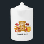 Autumn Teddy Bear and Mushroom Wonderland<br><div class="desc">Genießen Sie Ihre Teemusik mit Eleganz und Charme in diesem vielseitigen Teddy Bear und Mushroom Wonderland Teapot. Dieses exquisit gestaltete Teekessel mit einem warmen Aquarell- und Tintenmotiv, das einen Teddybär zeigt, skurrile Pilze und die Schönheit fallender Herbstblätter. Personalisieren Sie es für jedes besondere Ereignis oder passen Sie es Ihren Wünschen...</div>