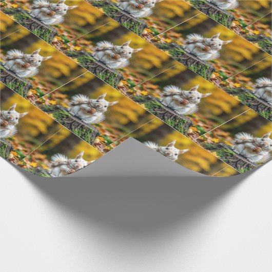 Autumn White Squirrel On a Tree Stump Geschenkpapier (Ecke)