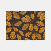 Autumnal Eicheneiche Blätter auf dunkelbraun Fleecedecke (Vorderseite (Horizontal))