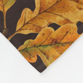 Autumnal Eicheneiche Blätter auf dunkelbraun Fleecedecke (Ecke)