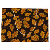 Autumnal Eicheneiche Blätter auf dunkelbraun Große Geschenktüte (Rückseite)