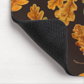 Autumnal Eicheneiche Blätter auf dunkelbraun Mousepad (Ecke)