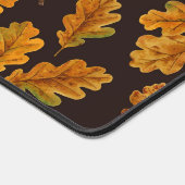 Autumnal Eicheneiche Blätter auf dunkelbraun Schreibtischunterlage (Ecke)
