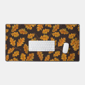 Autumnal Eicheneiche Blätter auf dunkelbraun Schreibtischunterlage (Tastatur & Maus)