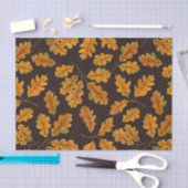 Autumnal Eicheneiche Blätter auf dunkelbraun Seidenpapier (Handwerk)