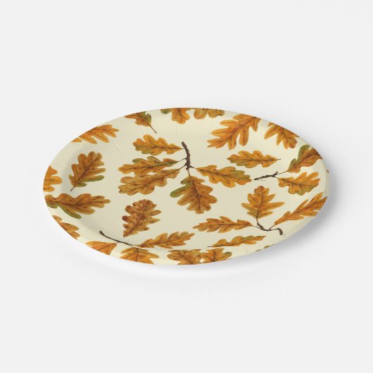 Autumnal-Eicheneiche-Blätter auf weiß Pappteller (Schrägansicht)