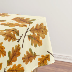Autumnal-Eicheneiche-Blätter auf weiß Tischdecke