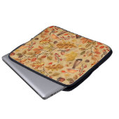 Autumnaler Wald auf Ocker Laptopschutzhülle (Vorne Knopf)
