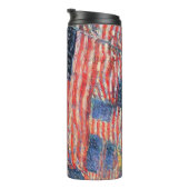 Avenue in the Rain by Frederick Childe Hassam Thermosbecher (Nach rechts gedreht)