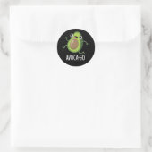 Avoca-go Funny Avocado Pun Dark BG Runder Aufkleber (Tasche)