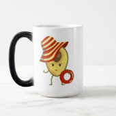 Avocado Beach Girl mit Sonnenmütze und Schwimmring Verwandlungstasse (Links)