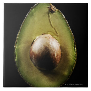Avocado, Frucht, schwarzer Hintergrund Fliese