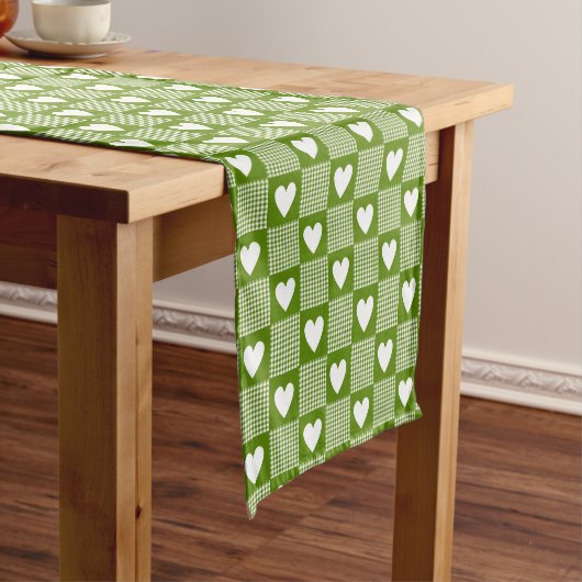 Avocado Green Gingham Heart Patch Plaid Kurzer Tischläufer (Beispiel)