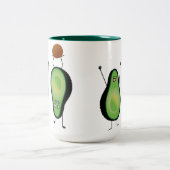 Avocado lustige zujubelnde grüne Grube Handstand Zweifarbige Tasse (Mittel)