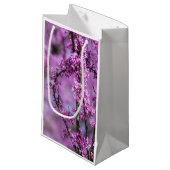 Avondale Redbud Art Kleine Geschenktüte (Vorderseite Schrägansicht)