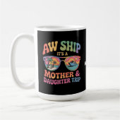 Aw Ship Es ist eine Mama und Tochter Kreuzfahrt Fu Kaffeetasse (Links)