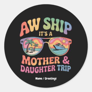 Aw Ship Es ist eine Mama und Tochter Kreuzfahrt Fu Runder Aufkleber