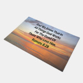 AWE-INSPIRIEREND ROMANS 8:28 SCRIPTURE VERSE FUßMATTE (Schrägansicht)