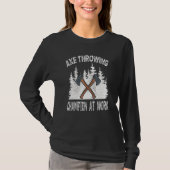 Ax Throwing Champion bei der Arbeit Lumberjack Mor T-Shirt (Vorderseite)