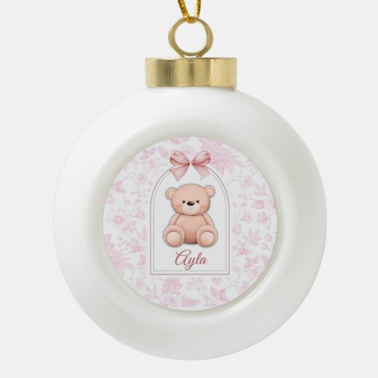 Ayla | Benutzerdefiniertes rosa Teddy-Bär-Kinderzi Keramik Kugel-Ornament (Vorderseite)