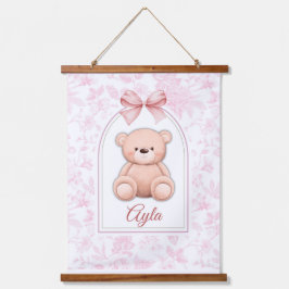 Ayla | Benutzerdefiniertes rosa Teddy-Bär-Kinderzi Wandteppich Mit Holzrahmen