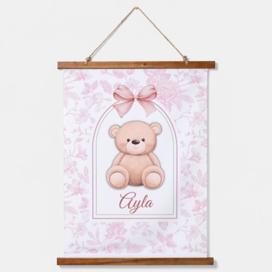 Ayla | Benutzerdefiniertes rosa Teddy-Bär-Kinderzi Wandteppich Mit Holzrahmen (Vorderseite)