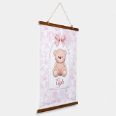 Ayla | Benutzerdefiniertes rosa Teddy-Bär-Kinderzi Wandteppich Mit Holzrahmen (Gewinkelt)