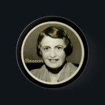 Ayn Rand Button<br><div class="desc">" Grund ist nicht automatisch.  Die,  die es ableugnen,  können nicht durch es erobert werden."  -- Ayn Rand</div>