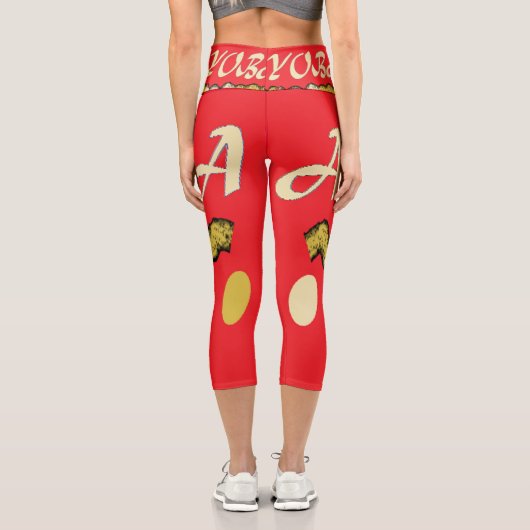 Ayoba afrikanisches Design hell rot und Senf Capri Leggings (Rückseite)