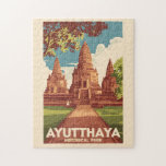 Ayutthaya Historischer Park Illustration Reisen Ku Puzzle<br><div class="desc">Ayutthaya Retro Vektor Reise Design. Die Ruinen der Altstadt bilden heute den Ayutthaya Historical Park,  eine archäologische Stätte,  die Paläste,  buddhistische Tempel,  Klöster und Statuen enthält.</div>
