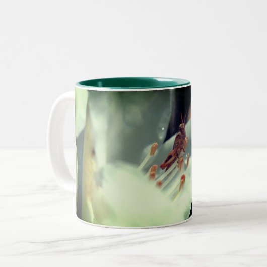 Azalea Blume und Grasshopper Personalisiert Zweifarbige Tasse (Vorderseite Links)