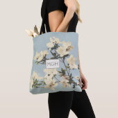 Azaleenblüten in Creme mit Monogramm Tasche (Von Nahem)