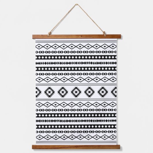 Aztec Black on White Mixed Motifs Muster Wandteppich Mit Holzrahmen (Vorderseite)
