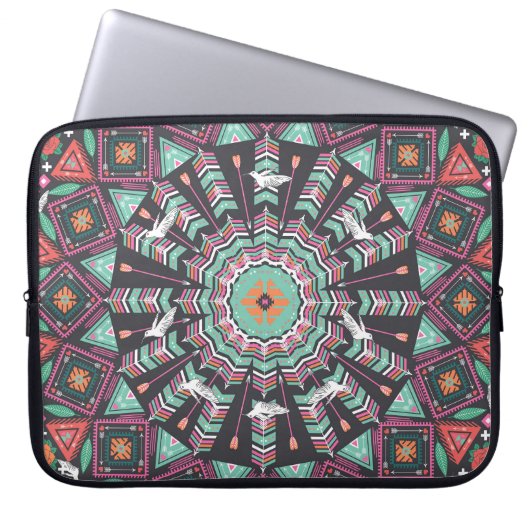 Aztec Geometric: farbiges Zirkelmuster Laptopschutzhülle (Vorderseite)