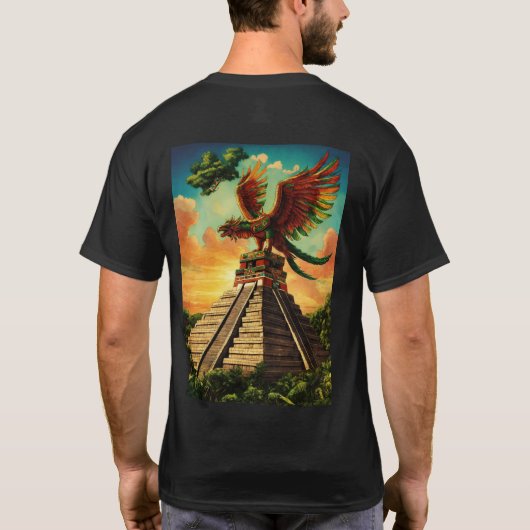 Aztec Gott Quetzalcoatl fliegt oben auf der Pyrami T-Shirt (Rückseite)
