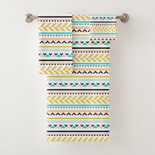 Aztec Inspiriertes goldfarbenes rosa geometrisches Badhandtuch Set (Insitu)