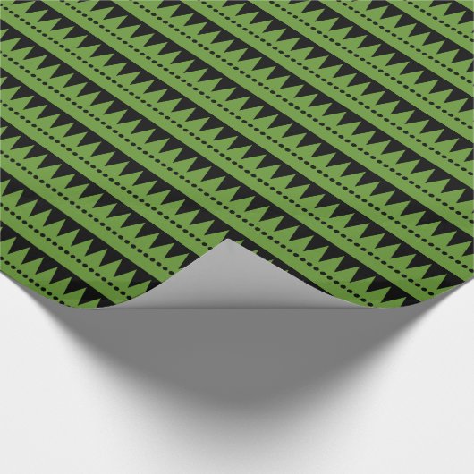Aztec Mountains - Avocado Green on Black Geschenkpapier (Ecke)