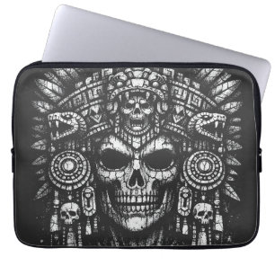 Aztec-Schädelkopfschmuck von BurnsInHell Laptopschutzhülle