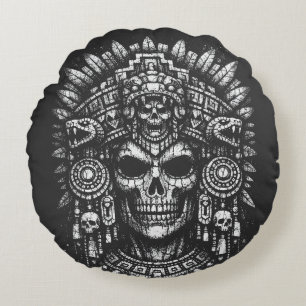 Aztec-Schädelkopfschmuck von BurnsInHell Rundes Kissen