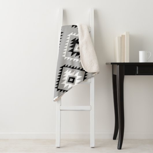 Aztec Style Motif Big Pattern Schwarz-weiß Grau Sherpadecke (Beispiel)