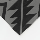 Aztec Symbol Stylisiert Big Ptn Gray auf schwarz Fleecedecke (Ecke)