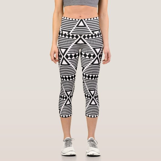 Aztec Tribal Triangle Capri Leggings (Vorderseite)