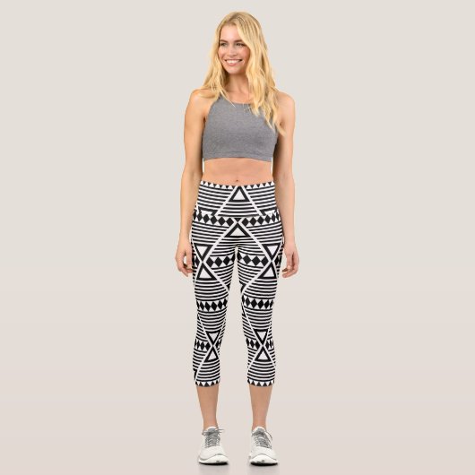 Aztec Tribal Triangle Capri Leggings (Vorderseite)
