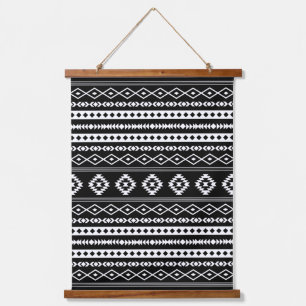 Aztec White on Black Mixed Motifs Pattern Wandteppich Mit Holzrahmen