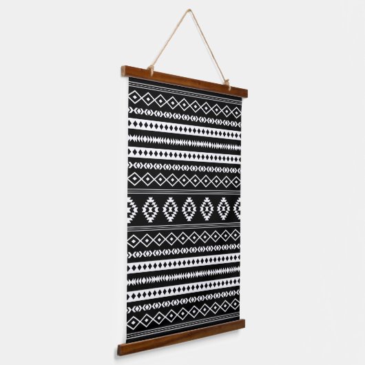 Aztec White on Black Mixed Motifs Pattern Wandteppich Mit Holzrahmen (Gewinkelt)