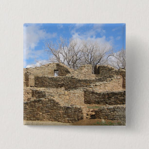 aztekische Ziegelsteinruinen mit nettem Himmel Button