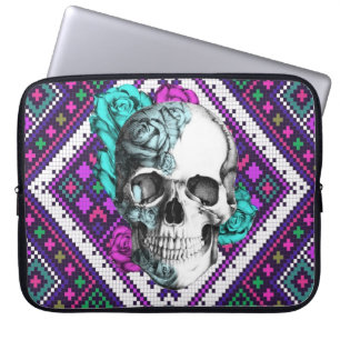 Aztekischer Rosenschädel auf Pixelmuster Laptopschutzhülle
