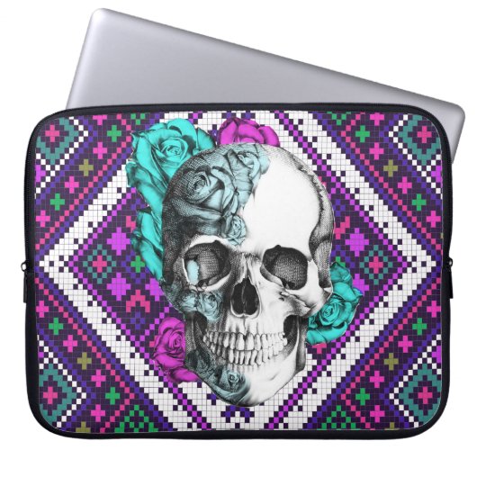 Aztekischer Rosenschädel auf Pixelmuster Laptopschutzhülle (Vorderseite)