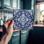 Azulejo Lisbon Gemustert Talavera Keramik Design Fliese<br><div class="desc">Indigo Azulejo Blue Portugiesisch Lissabon dekorative Talavera Keramik Fliesen sind eine schöne und einzigartige Ergänzung zu jeder Zuhause. Ein hochwertiges Produkt mit zeitloser Ästhetik. Die blaue Farbe der Fliesen wird durch das Indigoblau der berühmten Azulejo-Fliesen von Lissabon inspiriert, was Ihrem Raum eine Touch von Geschichte und Kultur verleiht. Diese Fliesen...</div>